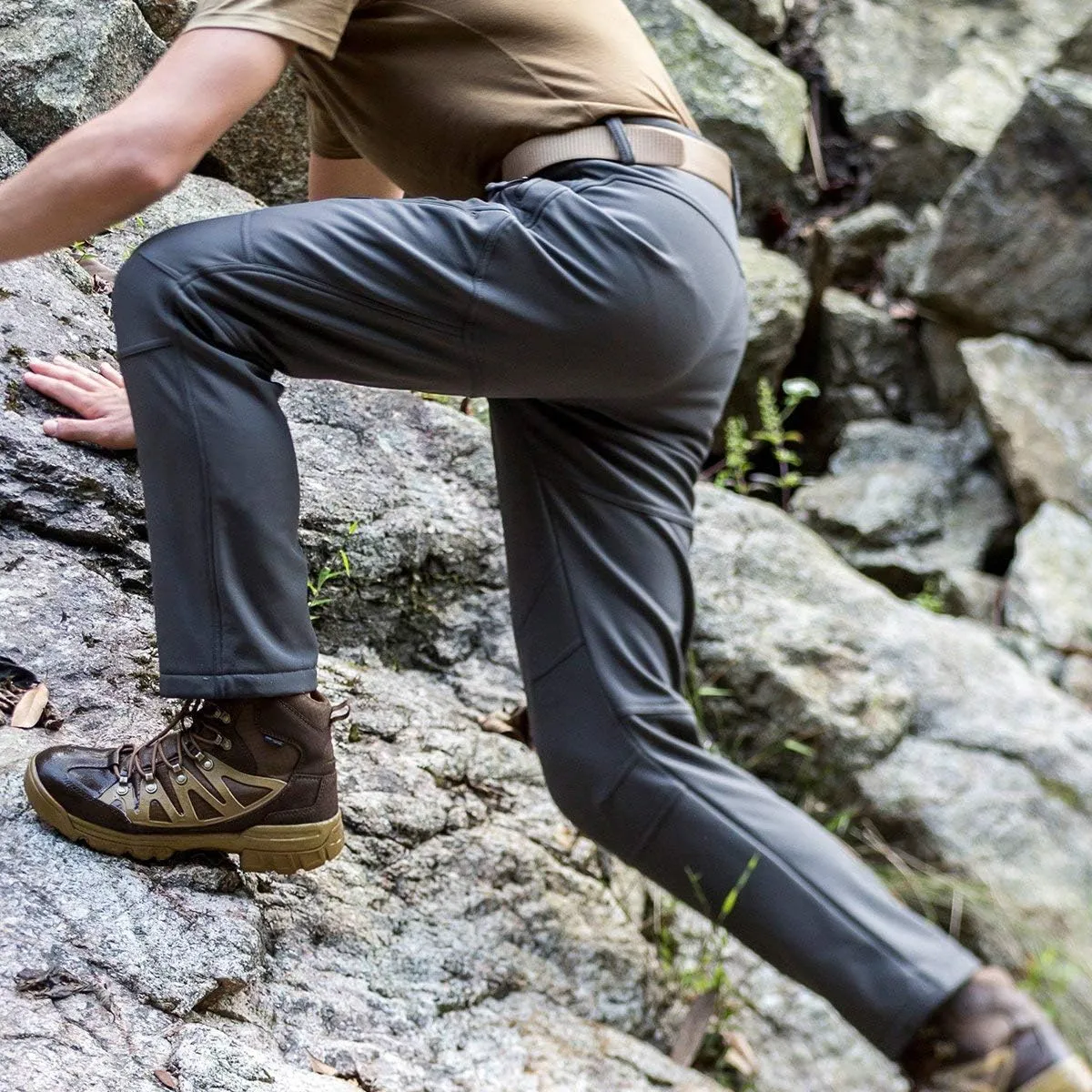 FREE SOLDIER Men's Fleece Lined Outdoor Cargo Hiking Pants Water Repellent Softshell Snow Ski Pants with Zipper Pockets