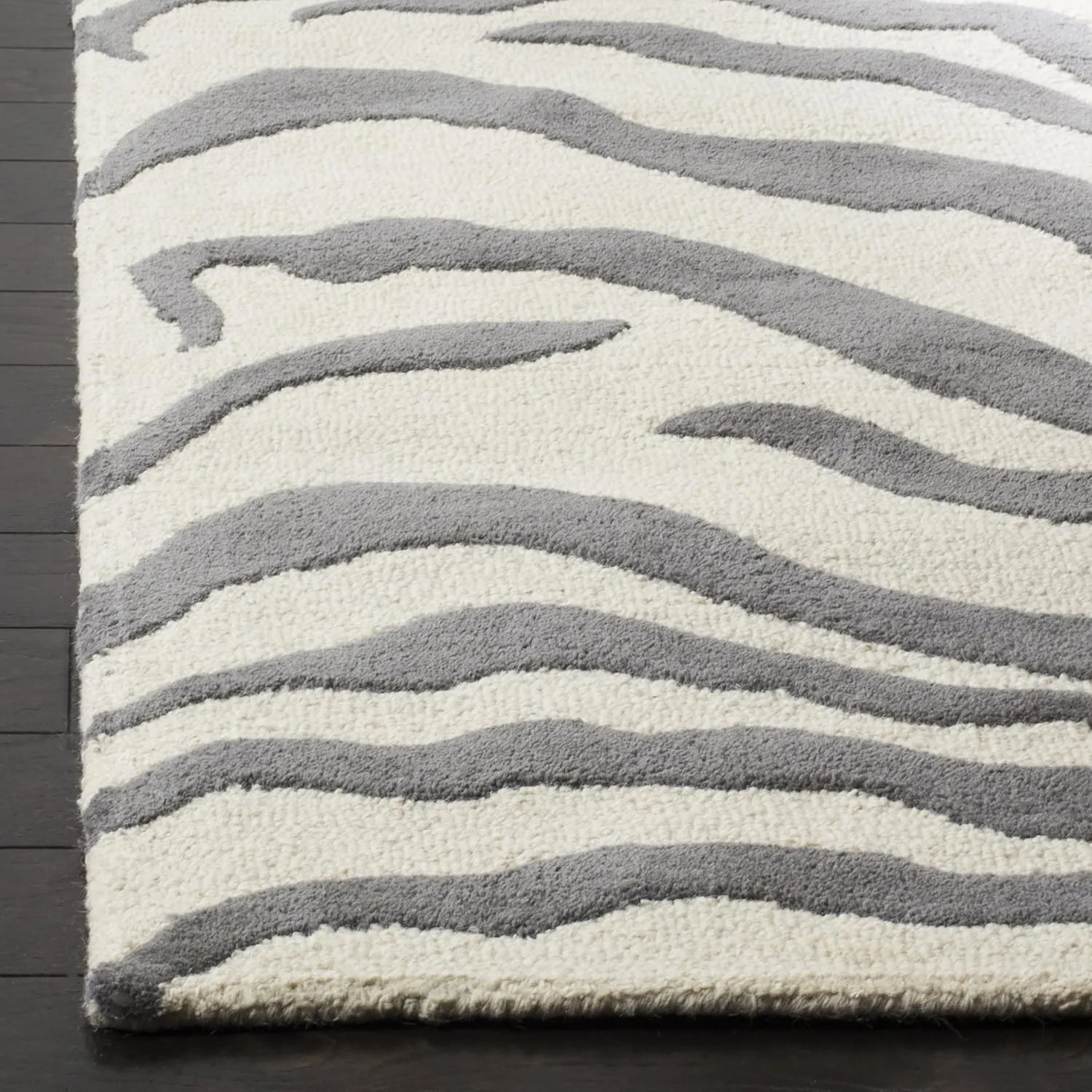 SAFAVIEH Cambridge Collection Area Rug - 5' x 8', Ivory & Dark Grey, Handmade Animal Print Wool, Ideal for High Traffic Areas in Living Room, Bedroom (CAM709A)