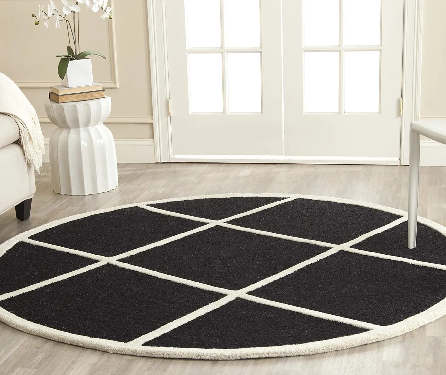 SAFAVIEH Cambridge Collection Area Rug - 6' Round, Black & Ivory, Handmade Moroccan Trellis Wool, Ideal for High Traffic Areas in Living Room, Bedroom (CAM136E)